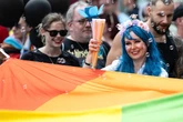 Große CSD-Parade in Frankfurt: Tausende ziehen durch die Stadt