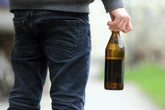Einsatz nach rassistischer Beleidigung - Mann geht mit Bierflasche auf Polizei los