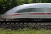 Großeinsatz in ICE in Bayern: Mann attackiert Reisende mit Axt