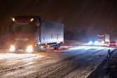 Neuschnee im Erzgebirge macht Lkw zu schaffen