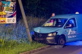 VW kommt von Fahrbahn ab und kracht gegen Straßenlaterne
