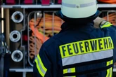 Heftiger Brand in Freising: Seniorin schwer verletzt in Klinik gebracht