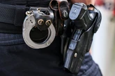 Schuss aus Dienstwaffe: Polizei wehrt sich gegen Messer-Angreifer und verletzt ihn schwer