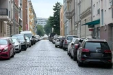 Polizei bittet um Hinweise: Herrenrad-Räuber bedroht Ladenbesitzer mit Waffe und erbeutet Tausende Euro
