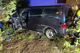 Auf Abwegen über Fußweg: VW-Bus donnert durch Hecke auf Grundstück