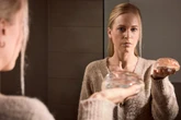 Brust-Implantate machten Lauren (36) krank: "Konnte Besteck nicht halten, solche Schmerzen hatte ich"