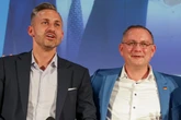 Kuriose Szenen auf AfD-Event: Tino Chrupalla und Ulrich Siegmund singen "Auferstanden aus Ruinen"