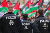 Pro-Palästinensische Demonstranten legen Berliner Kreuzung lahm