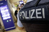 Mann pinkelt erst ans Bahnsignal, dann attackiert er Polizisten mit Glasflasche