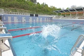 Drama im Freibad: Senior treibt plötzlich leblos im Wasser