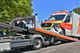 Unfall mit Blaulicht und Sirene: Rettungswagen im Einsatz kracht mit Mazda zusammen