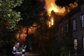 Historisches Gebäude steht lichterloh in Flammen