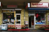 Späti-Drama in Charlottenburg: Messer-Mann droht Verkäufer, seine ganze Familie abzustechen