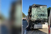 A2 gesperrt: Viele Verletzte nach Unfall zwischen Bus und Laster