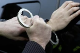 Mann verschafft sich durch Trick Zugang zu Wohnhaus und versucht, 18-Jährige zu vergewaltigen - Festnahme!