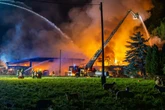 Großbrand auf Bauernhof im Erzgebirge: Einsatzkräfte retten Hunde