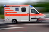 Transporter überschlägt sich: Fahrer (19) aus dem Fenster geschleudert