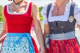 Dirndl versaut: Mann pinkelt aus Obergeschoss auf Frauen in Tracht
