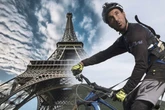 Franzose fährt mit seinem Fahrrad den Eiffelturm hinauf und knackt Weltrekord