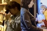Frau guckt alte Heim-Videos aus den 90ern durch: Als sie sieht, was ihr Vater gefilmt hat, wird ihr ganz anders