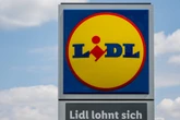 Amazon-Transporter kracht in Lidl-Eingang und erwischt Kunden
