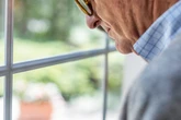 Rentner (87) will Fenster reparieren und steckt drei Stunden in Spalt fest