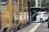 Abbiege-Manöver gescheitert: Auto bleibt mitten in Haltestelle stecken