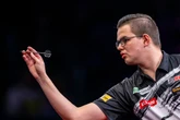 Betrugsvorwurf in schwerer Zeit: Darts-Star wird beschuldigt, Leiden nur vorzutäuschen