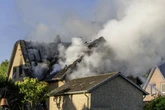 Dachstuhl in Flammen! Vater rettet sich ins Freie, Sohn kommt ums Leben