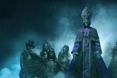 Okkult-Rocker Ghost geben bei Berlin-Konzert alles: Der Papst ist tot, es lebe Papa V Perpetua