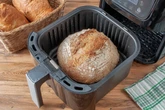 Knusprig, schnell und einfach: So kannst Du Brot im Airfryer backen