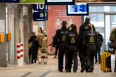 "Ich bring' dich um": 27-Jähriger macht "Kopf-ab-Geste" und beißt Polizist dienstunfähig