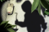 Polizei findet sie in Versteck: Einbrecher-Deppen scheitern an Bewegungsmelder