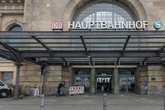 Ausraster am Hauptbahnhof: Polizistin bekommt Glasflasche ins Gesicht