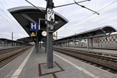 Völlig wirr: 22-Jährige wirft am Hauptbahnhof ihre Kleidung umher