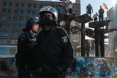 Polizeischüler prügelt am Alexanderplatz vor den Augen von dessen Sohn (11) auf Mann ein