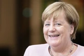 Merkel beweist bei Dresden-Besuch Humor: "Dachte erst, hier geht&#039;s um Scheuermittel"