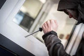 Maskierte Täter flüchten nach Einbruchsversuch - Polizei sucht Zeugen