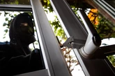 Als Einbrecher erwischt werden, springen sie vom Balkon in die Tiefe