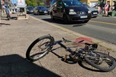 Radfahrer kracht in Chemnitz mit Auto zusammen: Vier Verletzte, darunter ein Kind