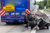 VW kracht gegen zwei Lastwagen: Unfall auf A7 kostet Polo-Fahrerin das Leben