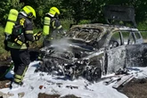 Renault geht plötzlich in Flammen auf: Fahrer kann sich gerade so retten