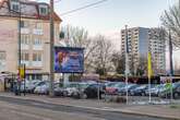 Autodiebe brettern mit Toyota durch Zaun, aber landen in Straßenlaterne