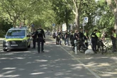 Messer-Angriff in Wilmersdorf: 18-Jähriger in Not-OP, Polizei sichert Schulen