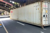 Unfall in Köln-Deutz: Lkw kollidiert mit Brücke und verliert Container - Straße gesperrt