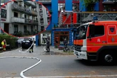 Brand in Mehrfamilienhaus: Feuerwehr rettet Person mit Streckleitern von Balkon