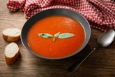 Herzhafte Suppe mit einer Prise Liebe: Omas Rezept für Tomatensuppe
