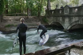 Wehr im Englischen Garten manipuliert – Eisbachwelle lahmgelegt, Überschwemmung droht!