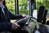 Busfahrt eskaliert: Schwangere angegriffen und vom Fahrer beleidigt