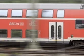 Mann mit Axt kündigt in Zug an, Köpfe spalten zu wollen